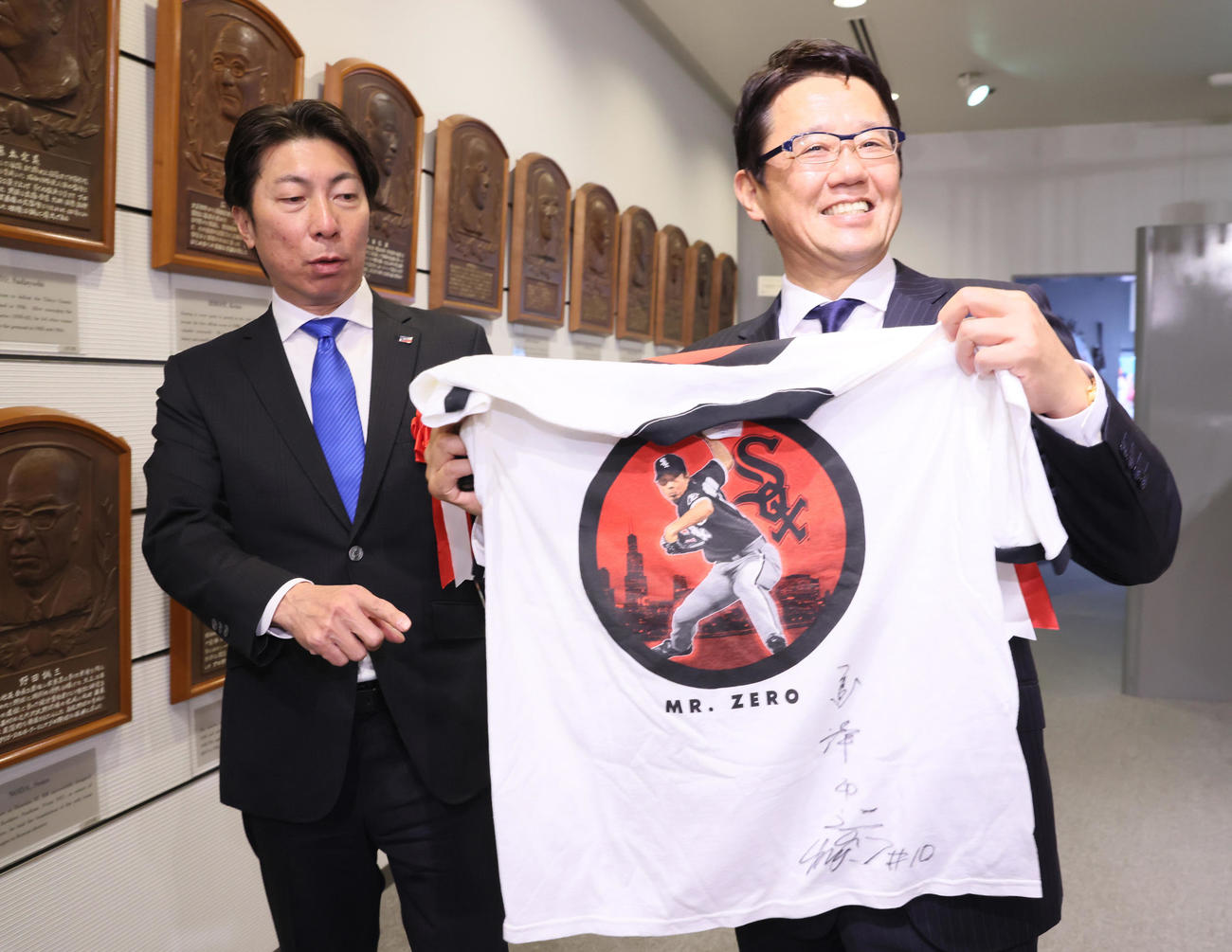 ヤクルト高津監督（左）のホワイトソックス時代のTシャツにサインを入れてもらい笑顔の古田氏（代表撮影）