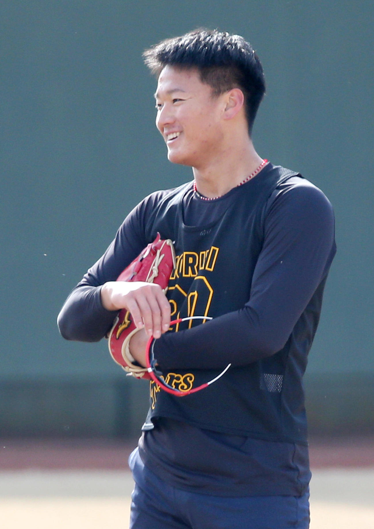 新人合同自主トレで笑顔を見せる森木（撮影・上山淳一）