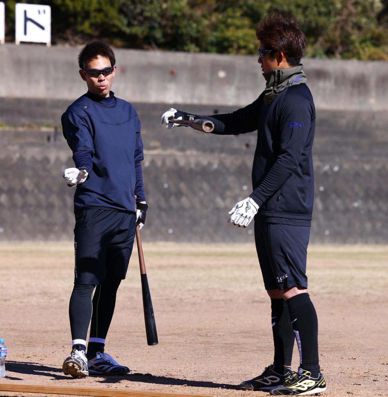 合同自主トレでレッズ秋山（左）はソフトバンク上林に打撃のアドバイスをする（撮影・垰建太）