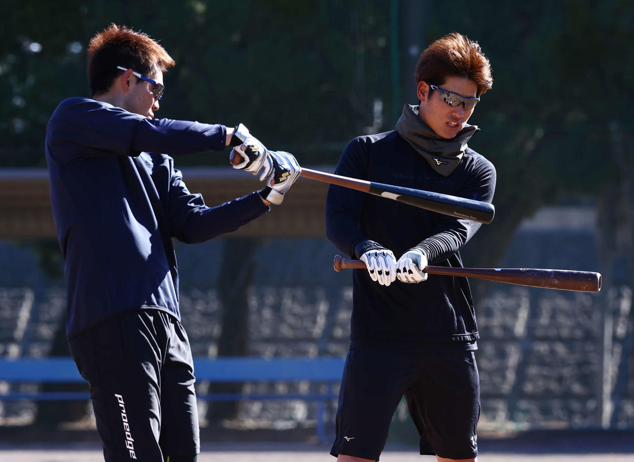 合同自主トレでレッズ秋山（左）はソフトバンク上林に打撃のアドバイスをする（撮影・垰建太）