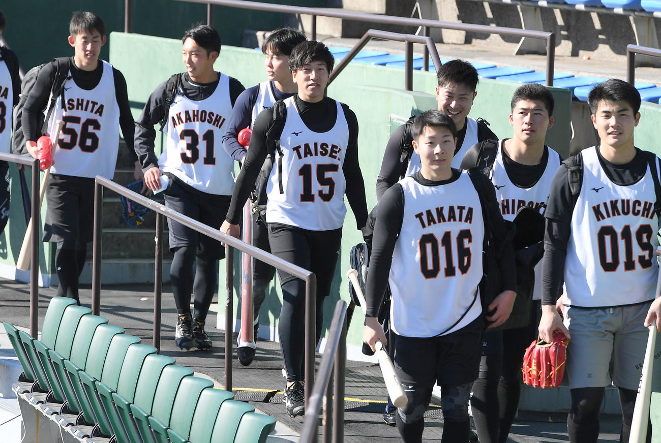 新人合同自主トレ初日、笑顔を見せるドラフト1位の大勢（中央）（撮影・たえ見朱実）