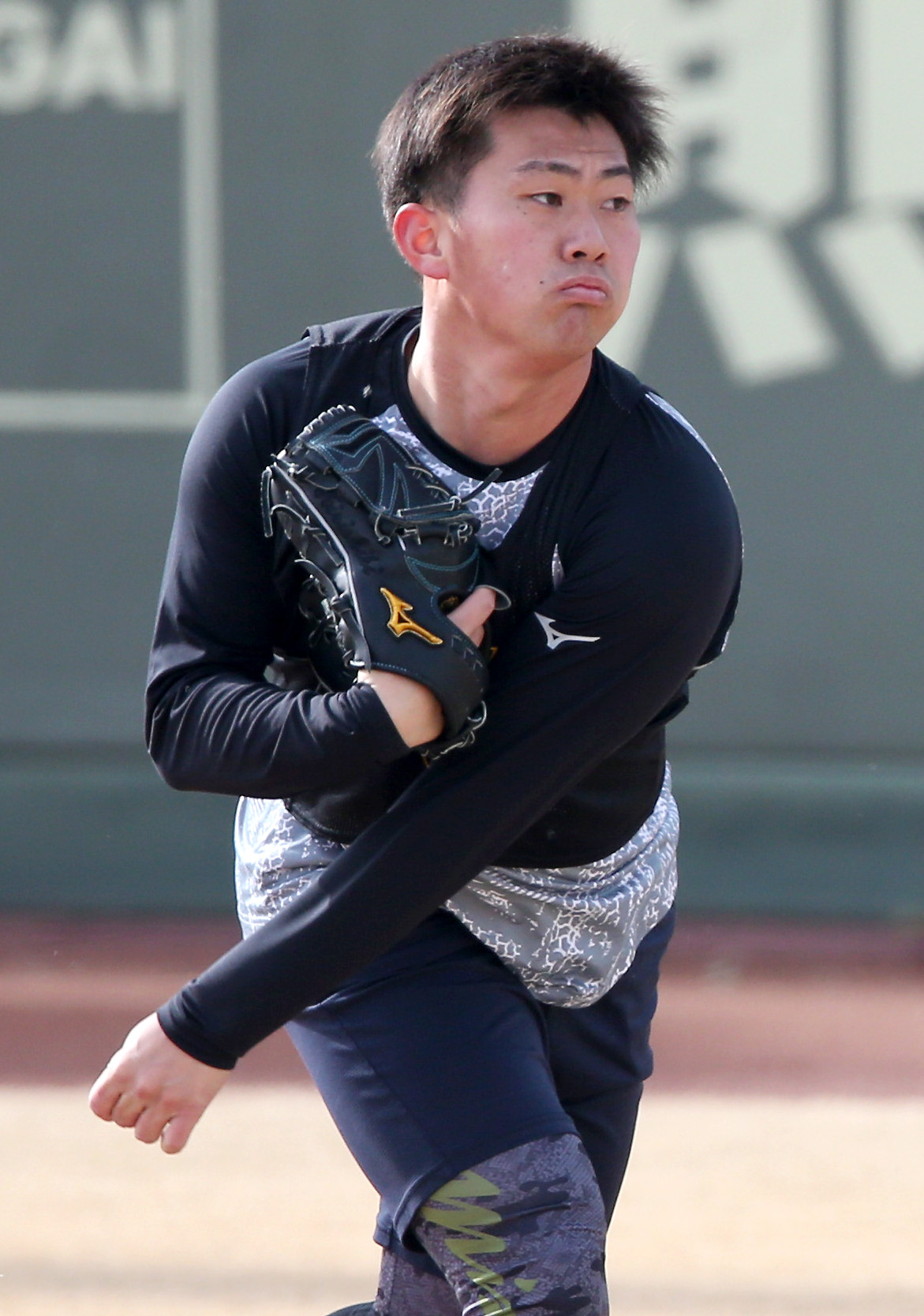 新人合同自主トレでキャッチボールする桐敷（撮影・上山淳一）