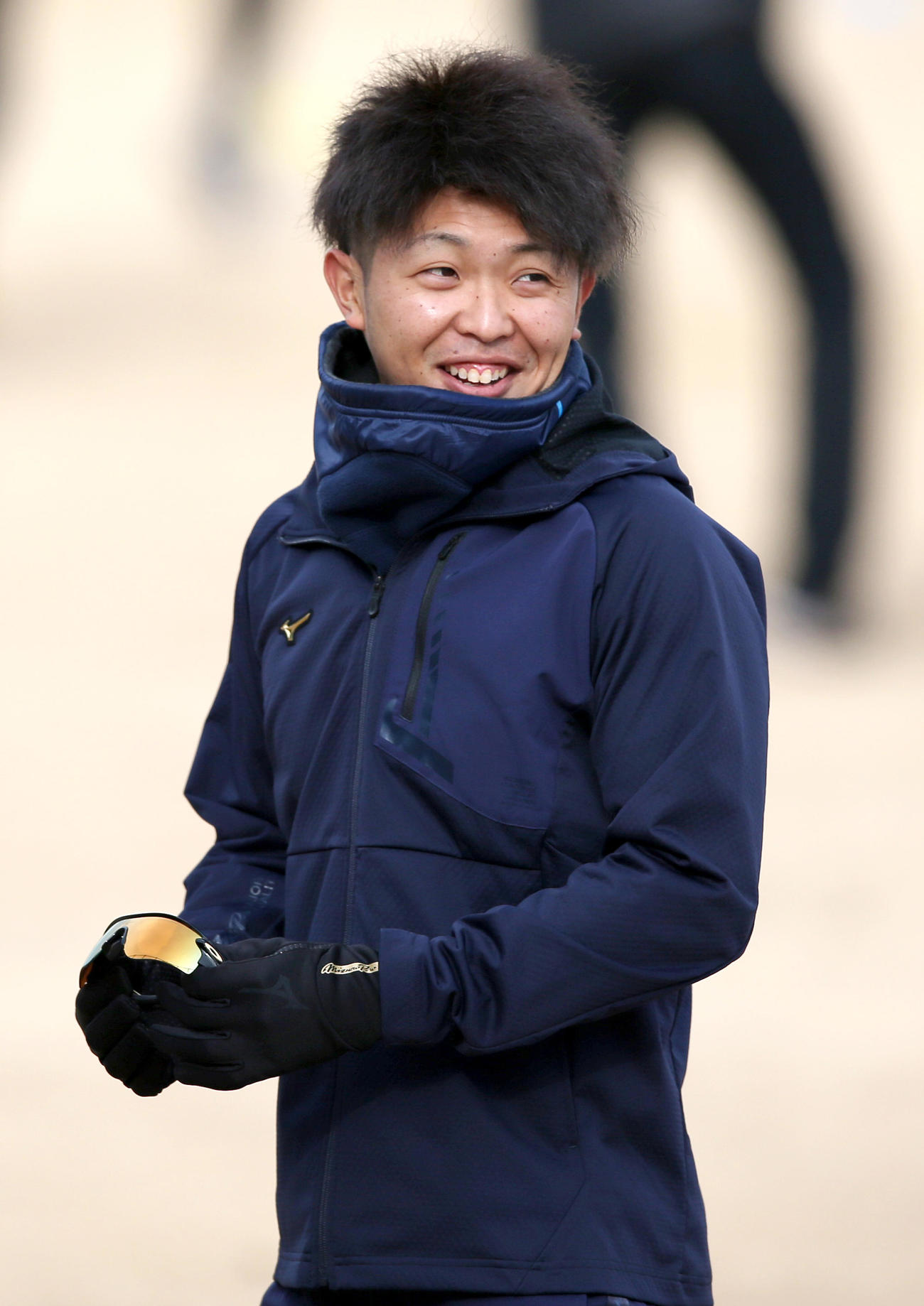 自主トレで笑顔を見せる島田（撮影・上山淳一）