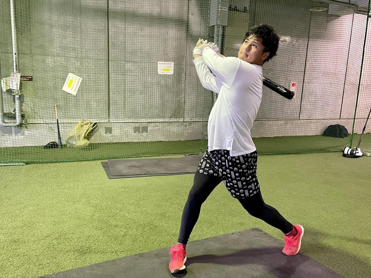 自主トレを公開した楽天黒川（球団提供）