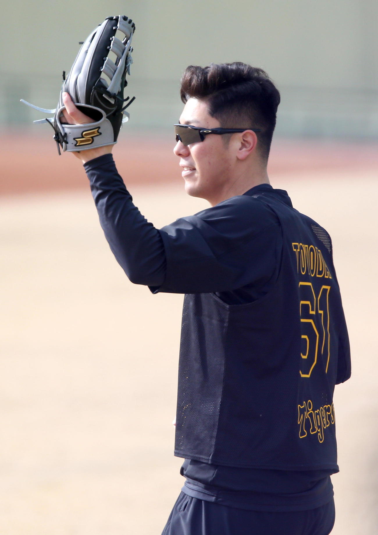 新人合同自主トレでキャッチボールをする豊田（撮影・上山淳一）