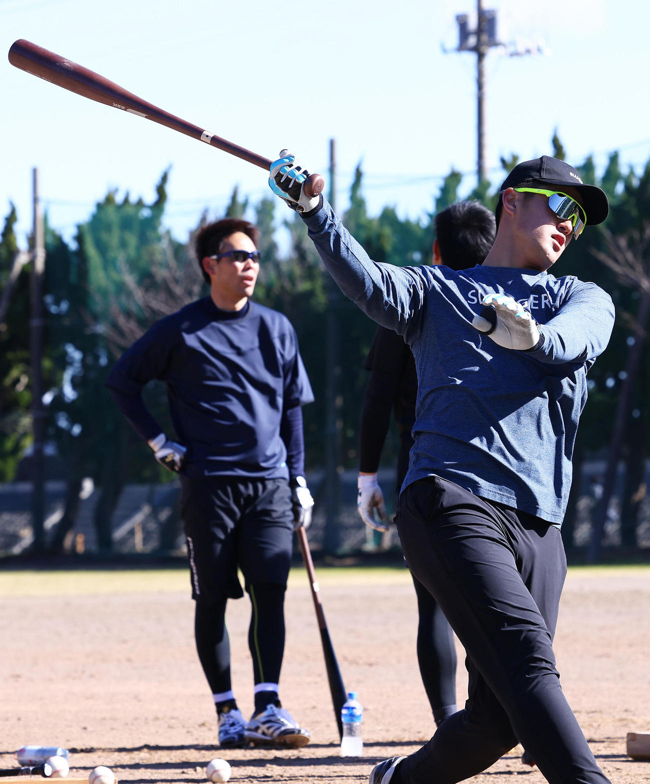 合同自主トレでレッズ秋山翔吾（左）らと打撃練習を行う阪神板山（撮影・垰建太）