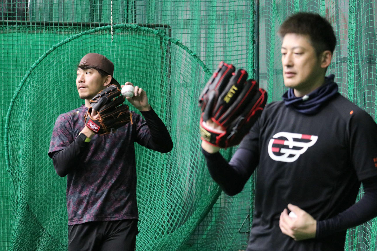 自主トレを公開しオリックス能見（右）と並んでキャッチボールする阪神伊藤将（球団提供）