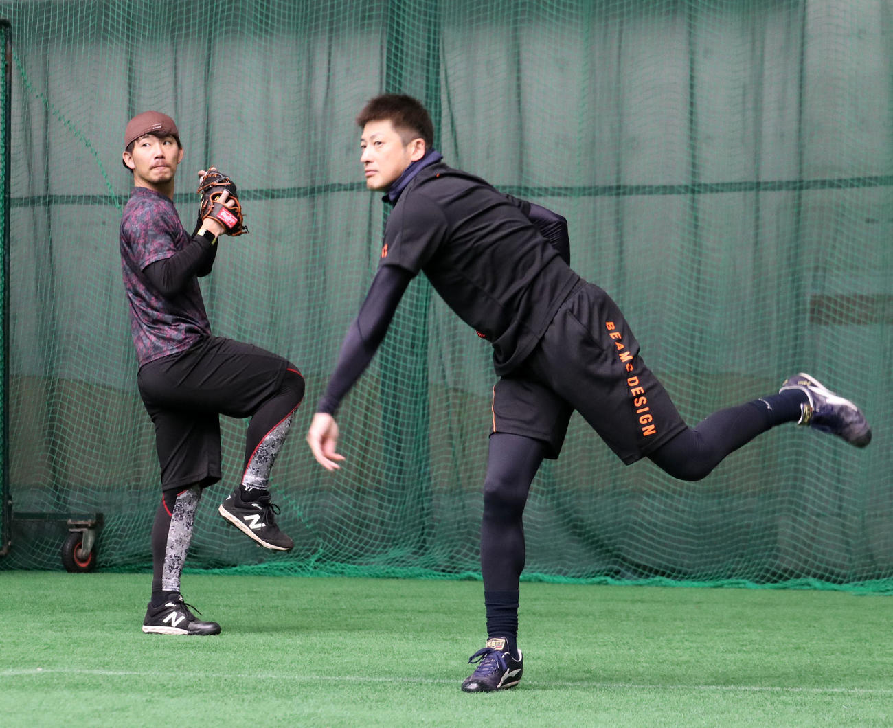 自主トレを公開しオリックス能見（右）と並んでキャッチボールする伊藤将（球団提供）