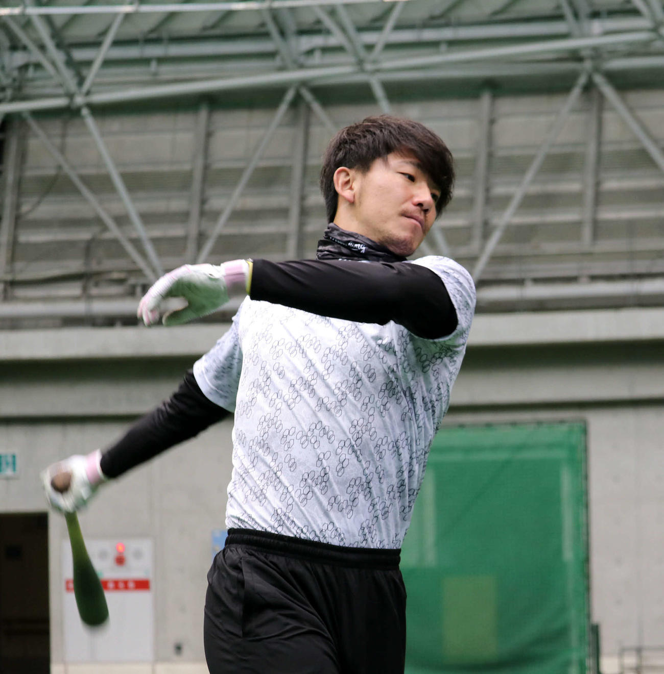 自主トレを公開しティー打撃を行う阪神伊藤将（球団提供）