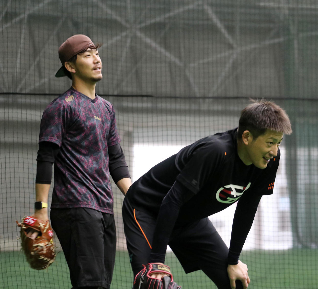 自主トレを公開しゴロ捕で身体を動かす伊藤将。右はオリックス能見（球団提供）