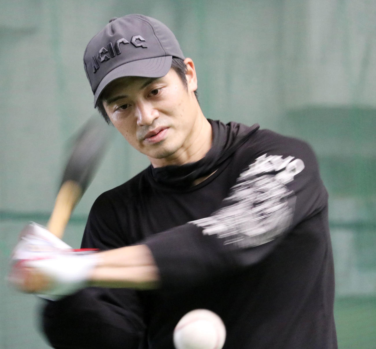 自主トレを公開しティー打撃を行う坂本（球団提供）