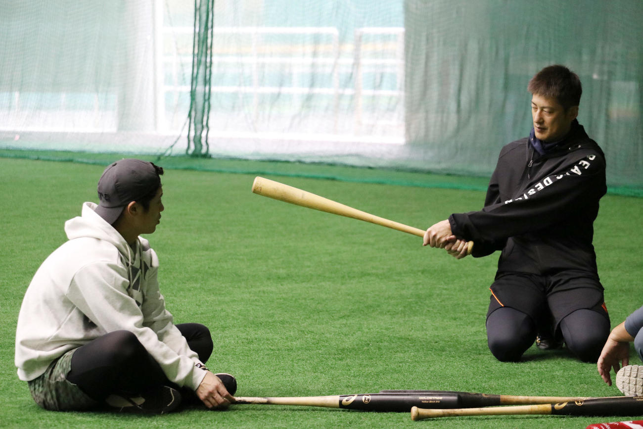 自主トレを公開した坂本（左）はオリックス能見と話し合う（阪神タイガース提供）
