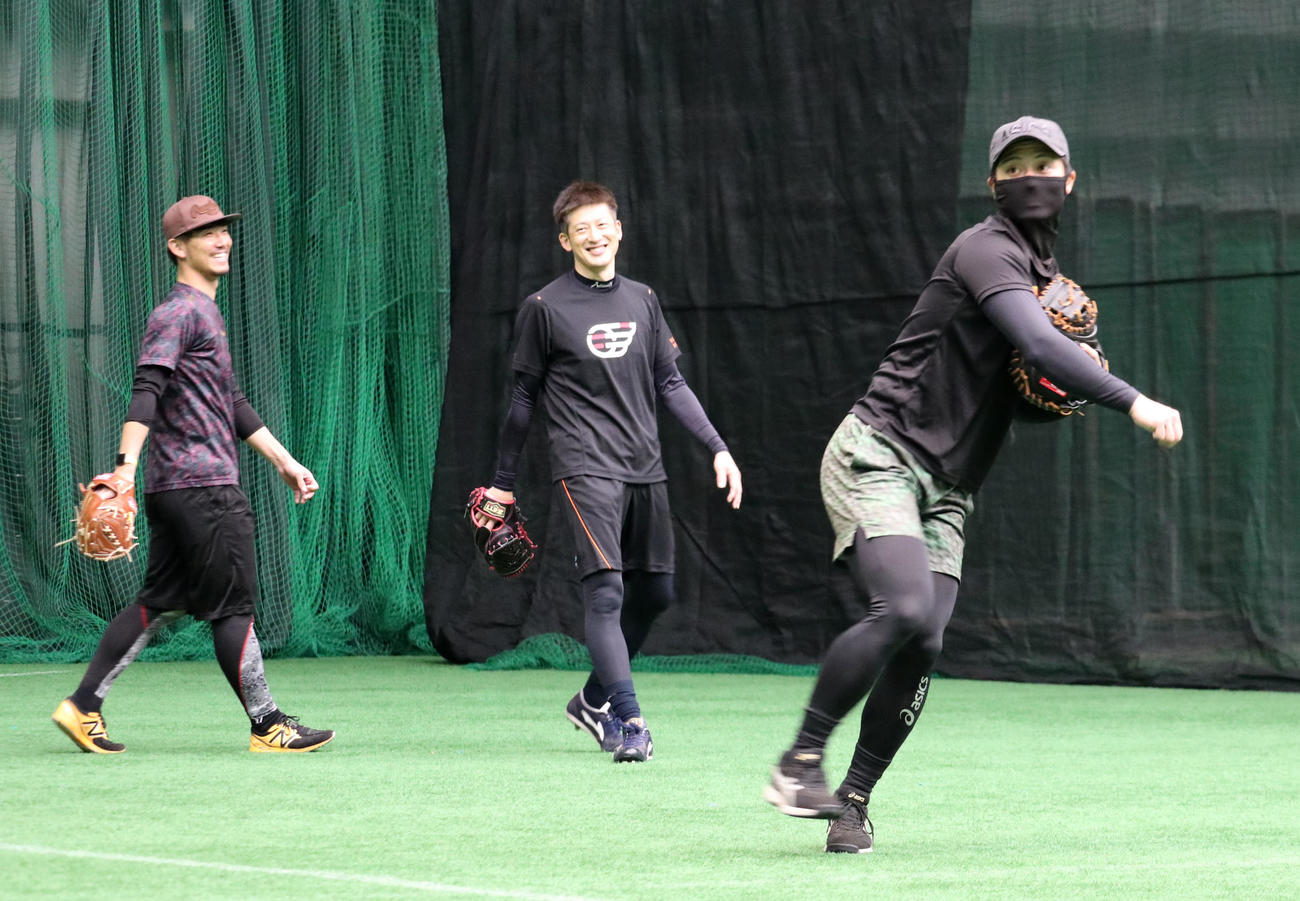 自主トレを公開しゴロ捕で身体を動かす右から坂本、オリックス能見、伊藤将（球団提供）