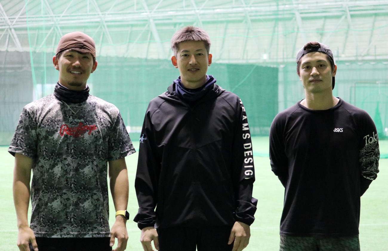 自主トレを公開し写真に納まる左から、伊藤将、オリックス能見、坂本（球団提供）
