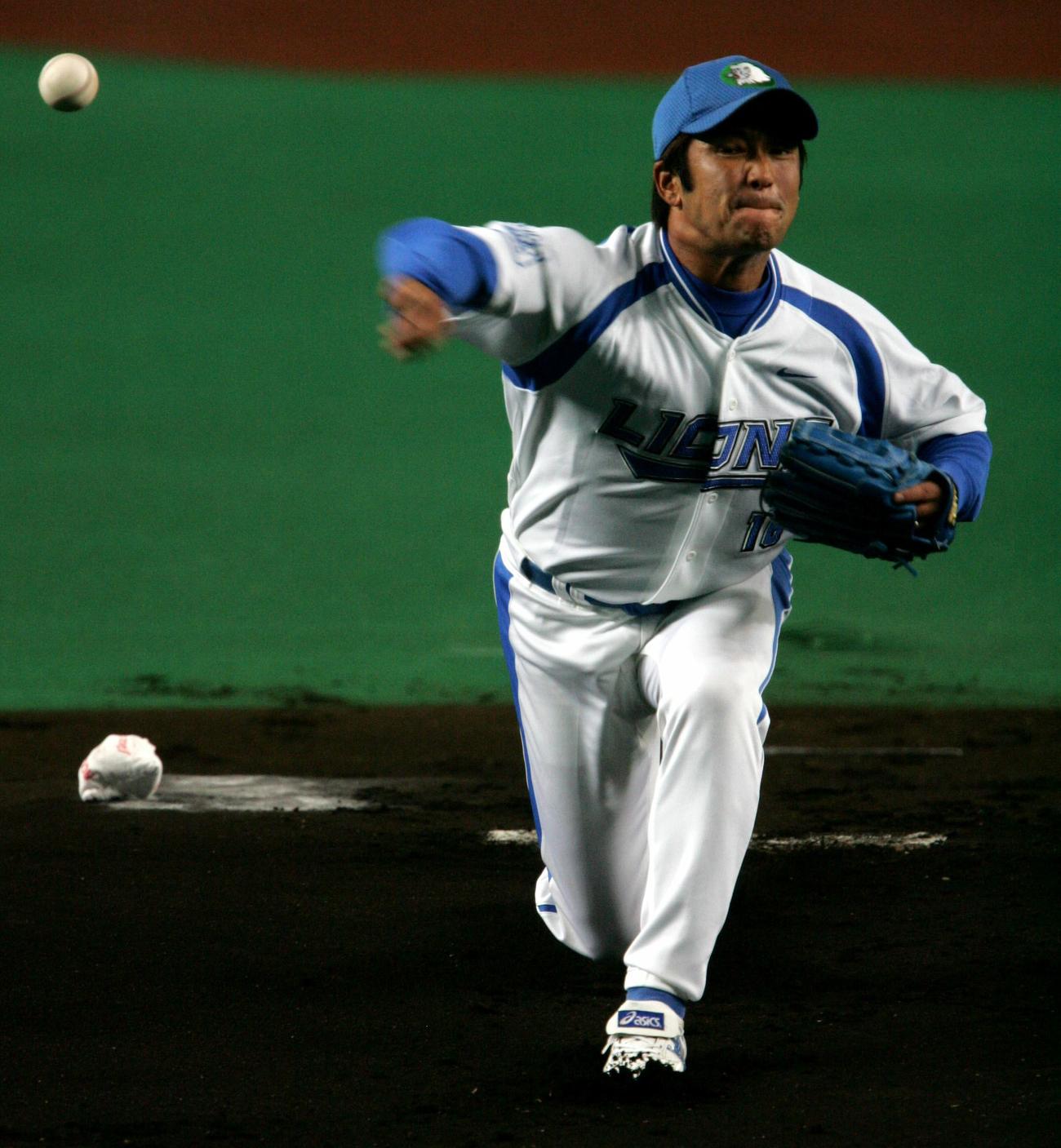 現役ラスト登板で先発した潮崎哲也は、得意のシンカーを投じる（2004年9月21日撮影）