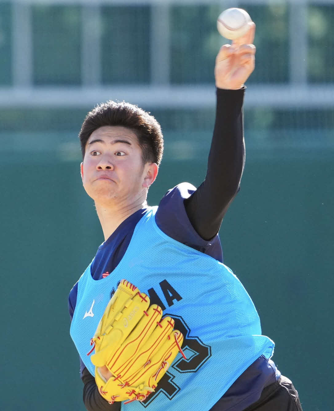 新人合同自主トレでキャッチボールを行うロッテ4位秋山