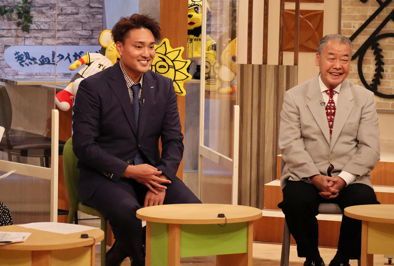 サンテレビ「熱血！タイガース党」に出演する阪神秋山、右は福本豊氏（球団提供）