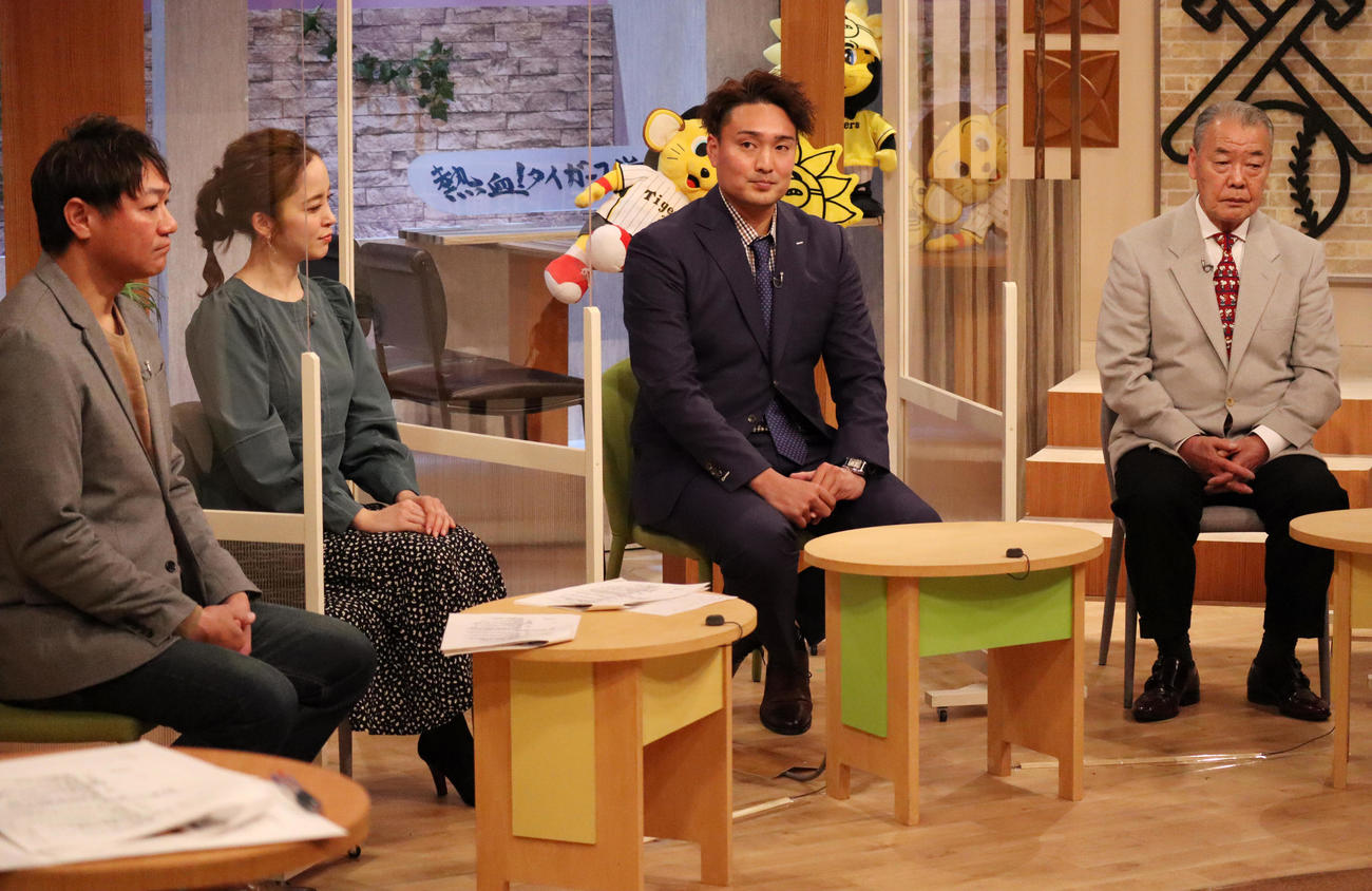 サンテレビ「熱血！タイガース党」に出演する阪神秋山（右から2人目）（球団提供）
