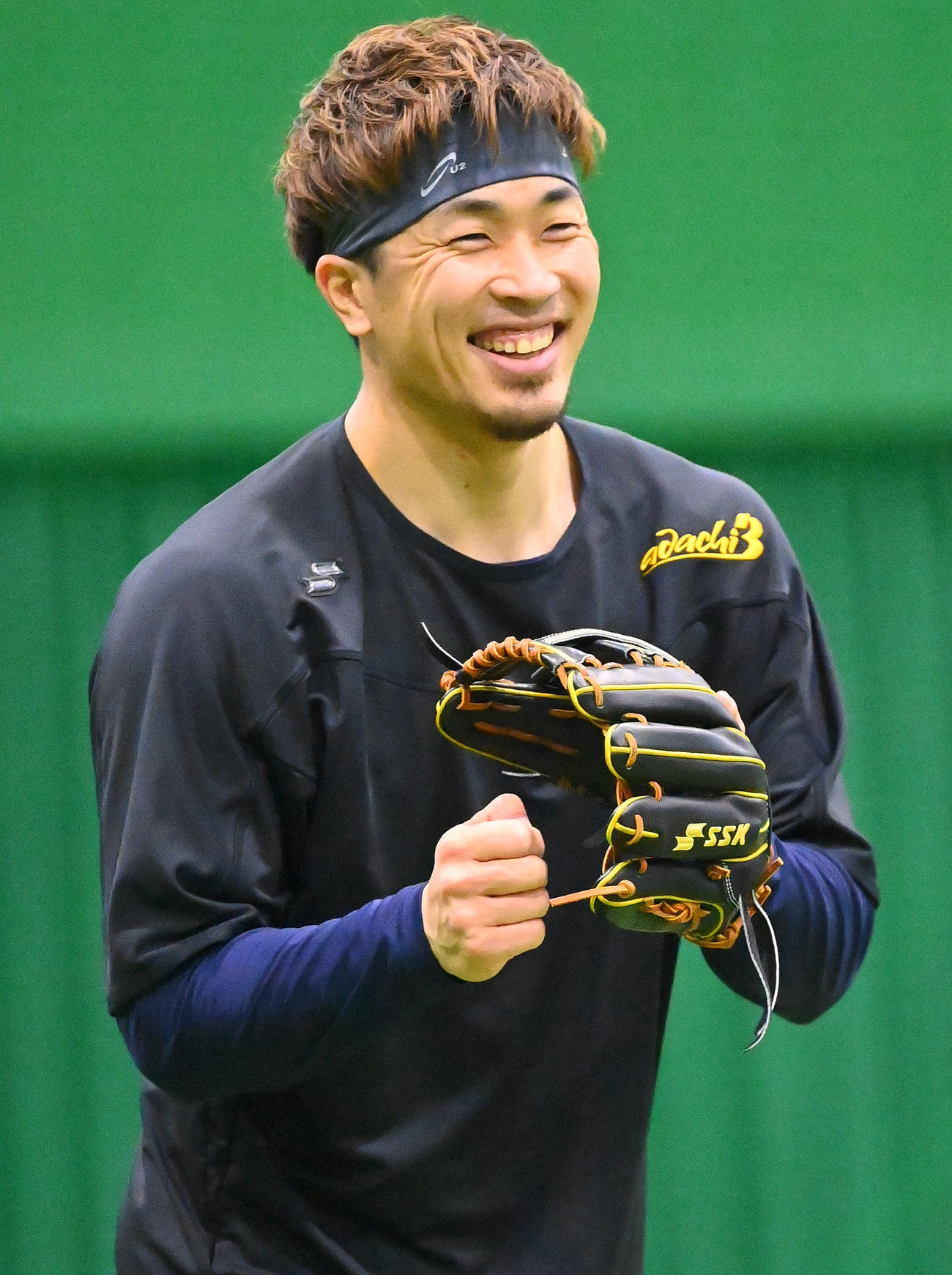 自主トレを公開し、笑顔で調整するオリックス安達（撮影・和賀正仁）