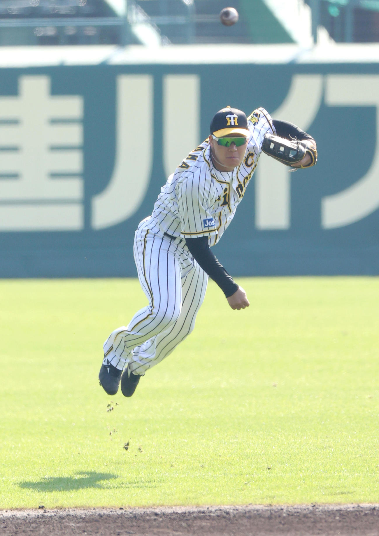 左翼手のシートノックを受け本塁に送球する阪神大山（2021年11月15日撮影）