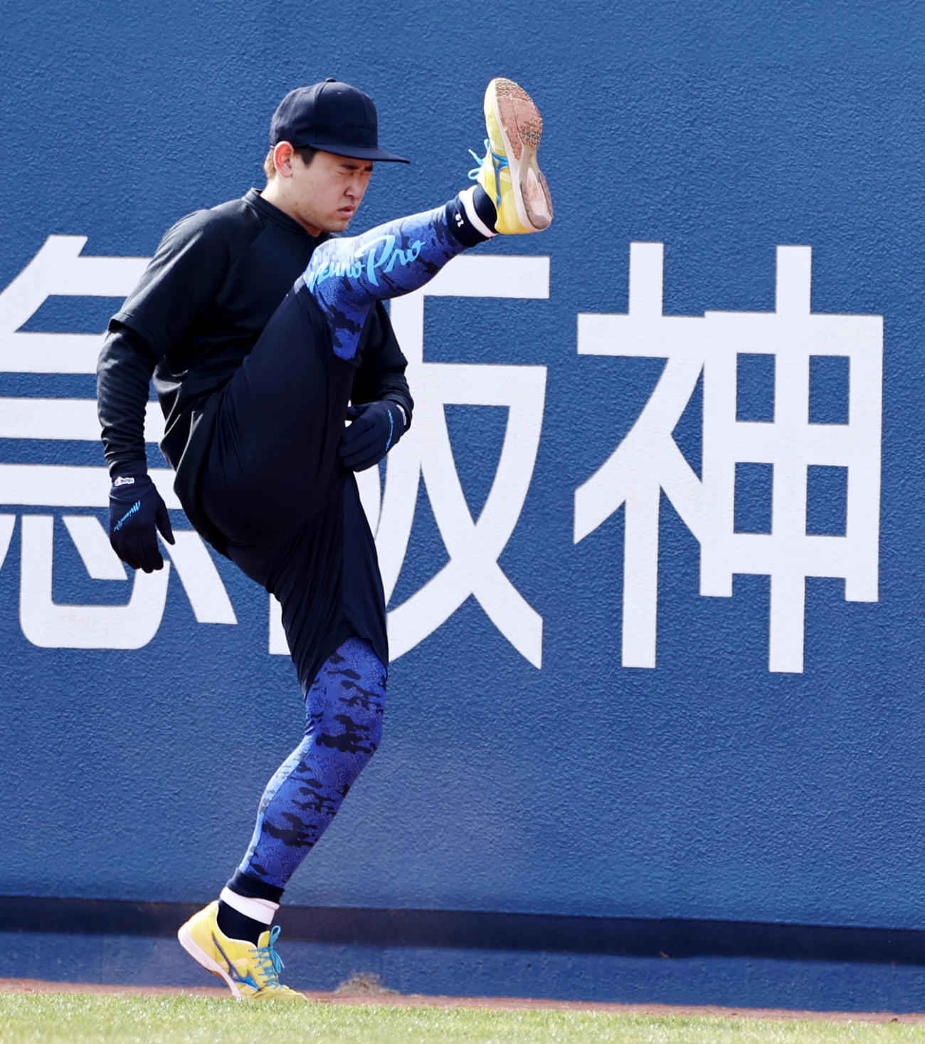 自主トレを公開し外野でウオーミングアップする宮城大弥（撮影・加藤哉）