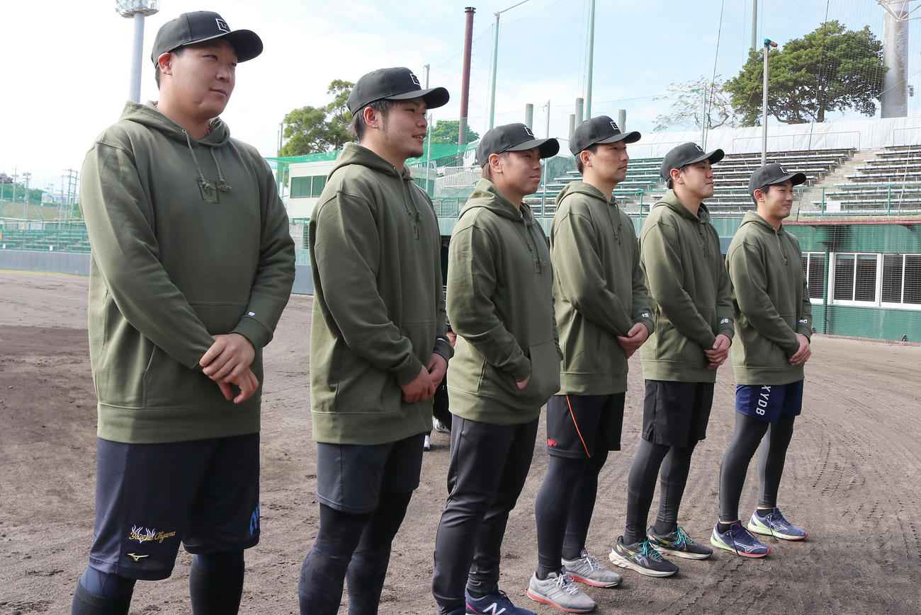宜野座で合同自主トレを行った、左から阪神大山、小野寺、梅野、岩崎、小川（阪神球団提供）