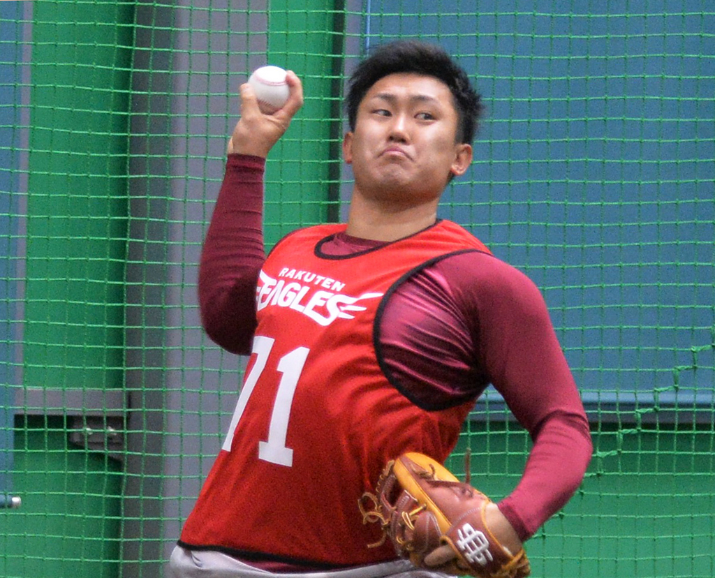 ブルペンで汗を流す楽天吉川（撮影・佐藤究）