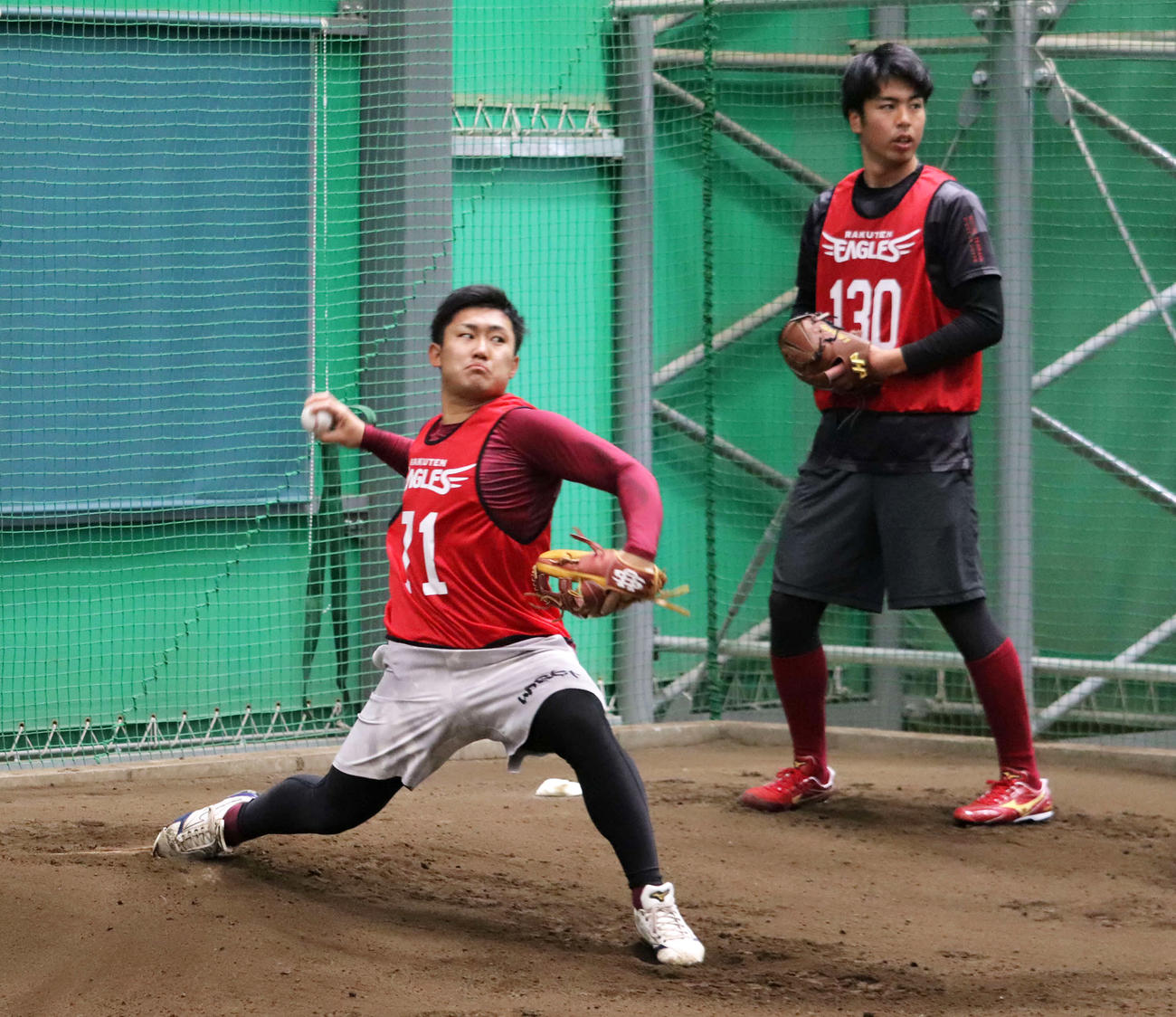 育成1位の宮森（右）と並んで投げ込むドラフト7位吉川