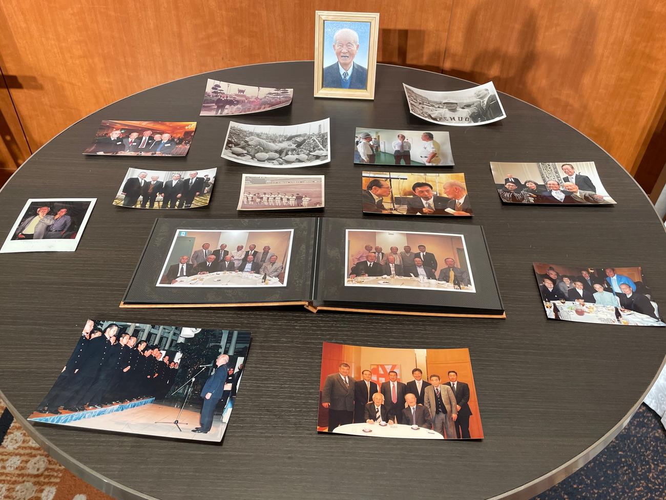 「宮井勝成さんしのぶ会」の会場に飾られた思い出の写真（撮影・保坂恭子）