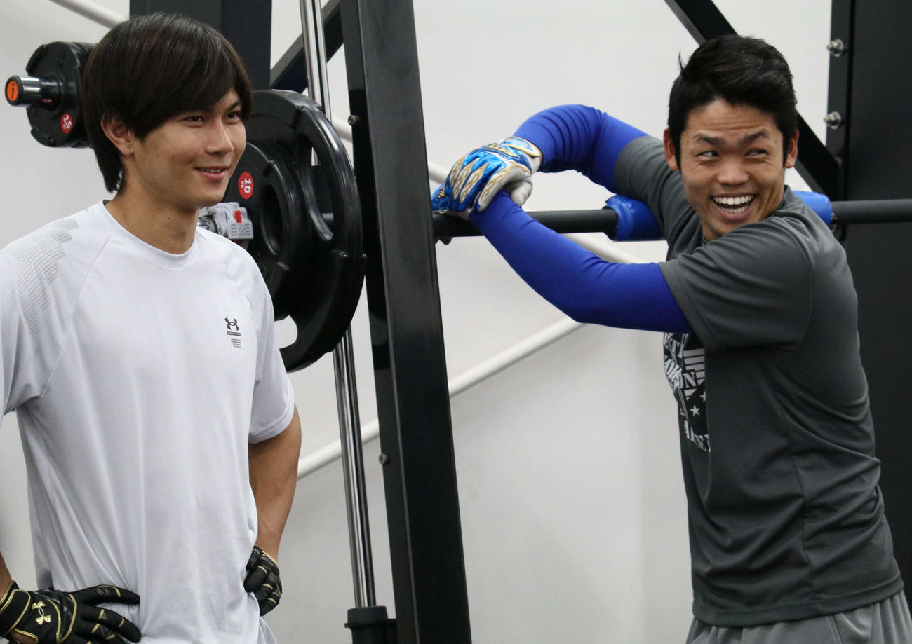 中日大島との自主トレに参加するロッテ藤原（左）と中日根尾（右）の大阪桐蔭同期コンビ（撮影・金子真仁）