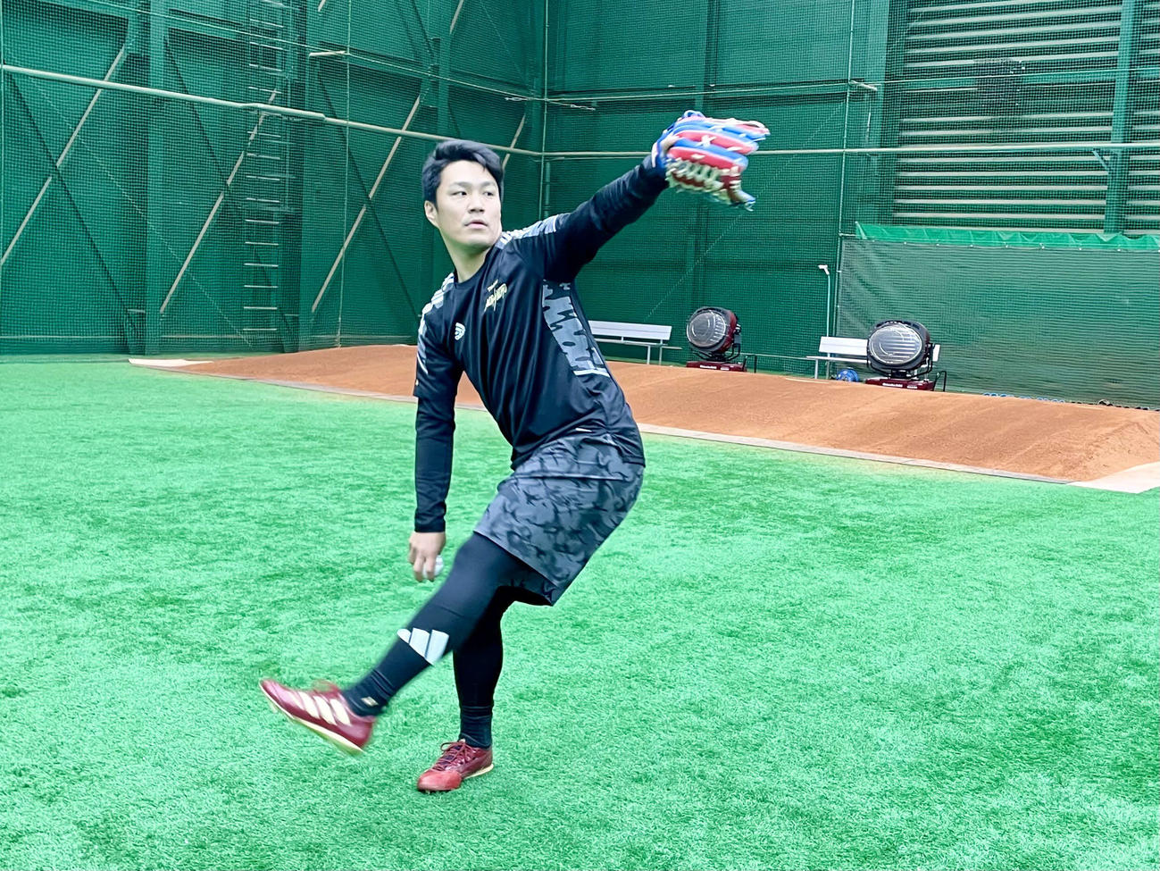 自主トレを行う楽天則本（楽天野球団提供）