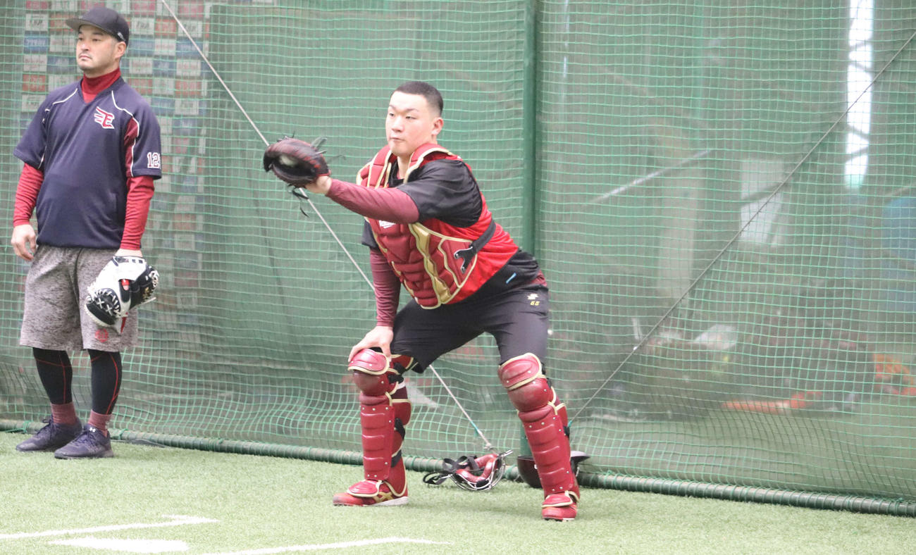ブルペンで捕球する楽天ドラフト2位安田（撮影・湯本勝大）