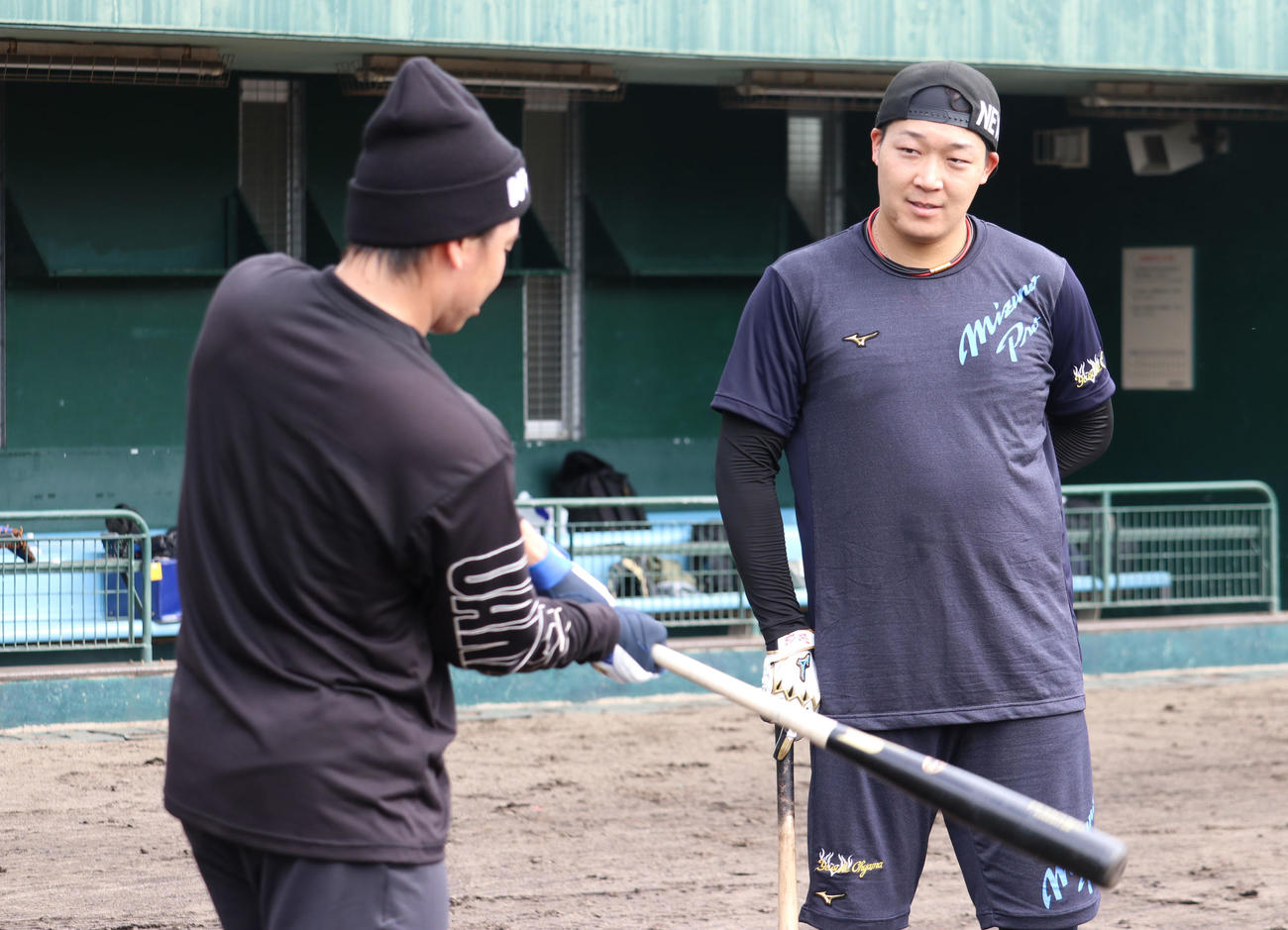 宜野座で合同自主トレを行う阪神大山。左は梅野（球団提供）