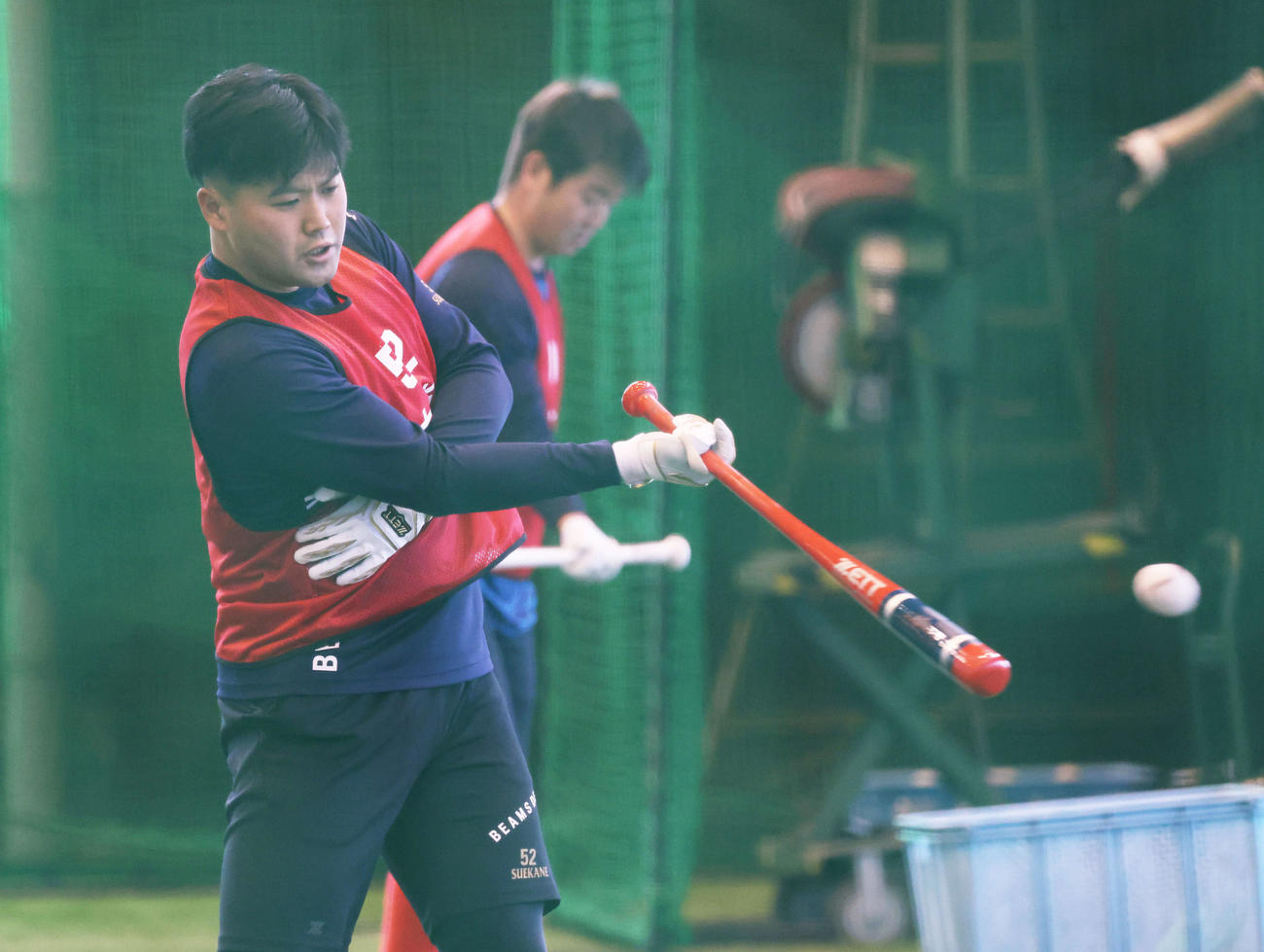 合同自主トレでトス打撃練習をするドラフト6位の末包。右はドラフト3位の中村健（撮影・加藤孝規）