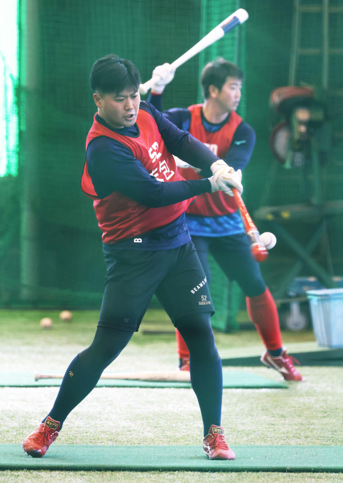 合同自主トレでトス打撃練習をするドラフト6位の末包。右はドラフト3位の中村健（撮影・加藤孝規）