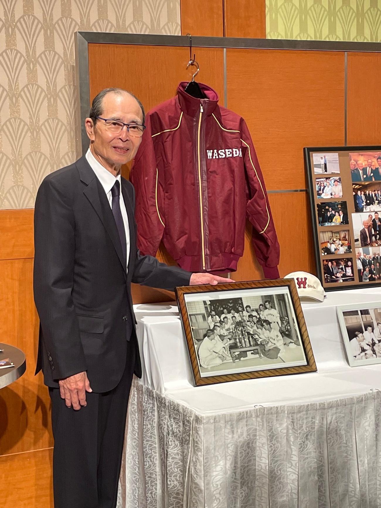 「宮井勝成さんしのぶ会」で思い出の写真を手にするソフトバンクの王球団会長（撮影・保坂恭子）