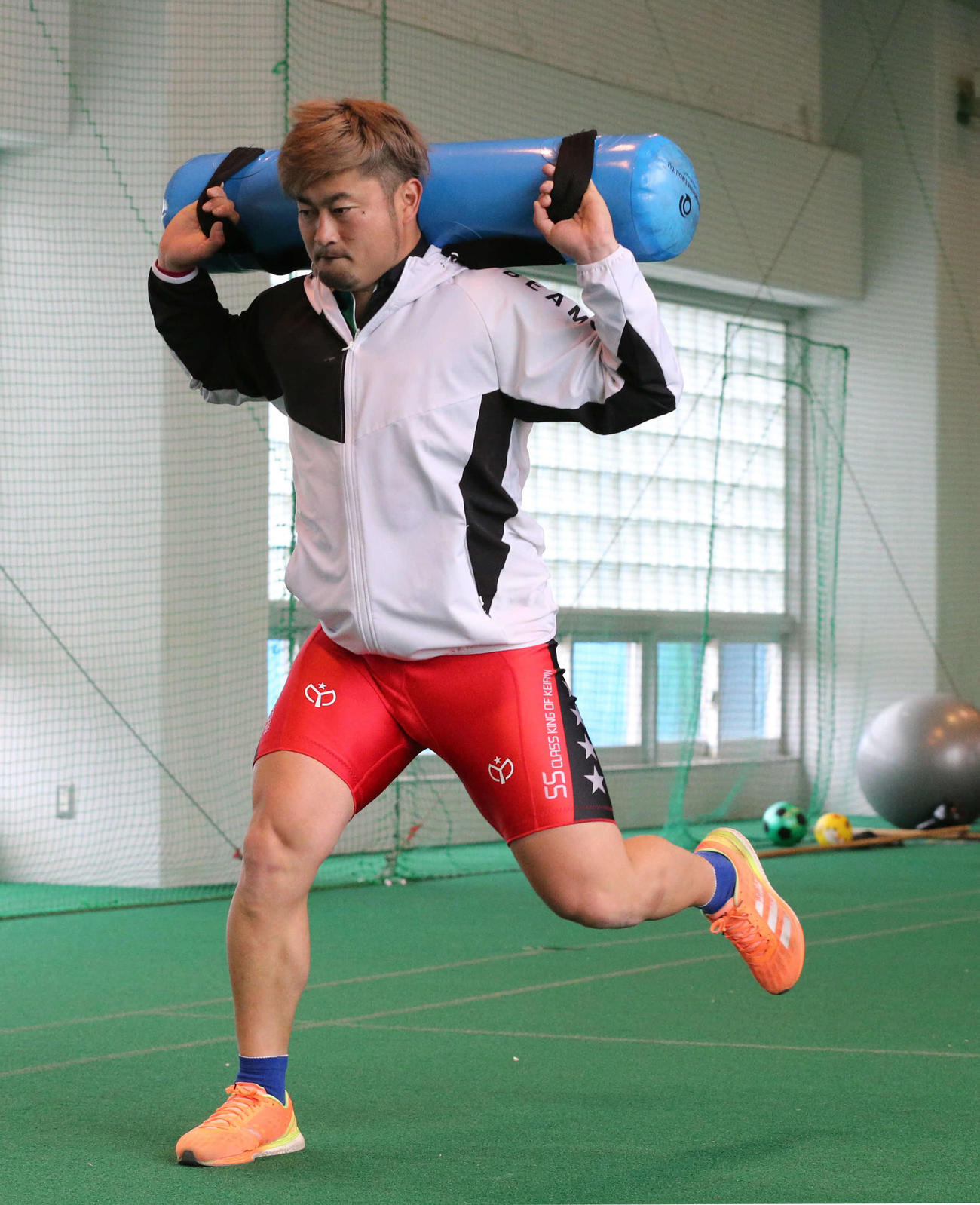 体幹トレーニングで汗を流す森（撮影・梅根麻紀）
