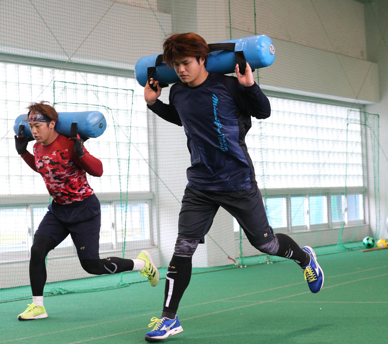 体幹トレーニングで汗を流す甲斐野（撮影・梅根麻紀）