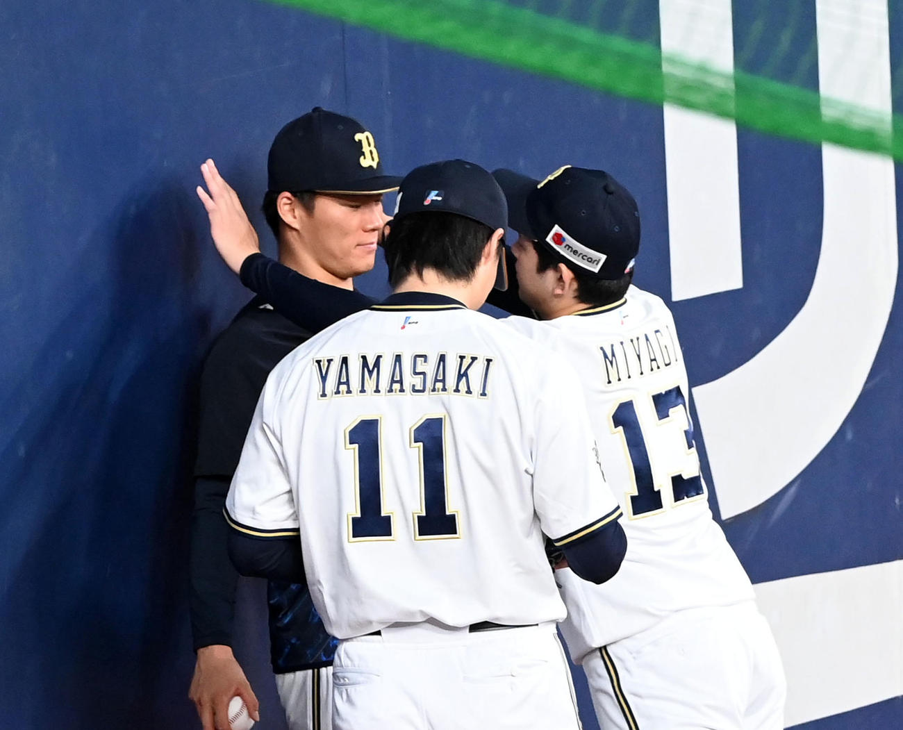 オリックス山本に壁ドンで迫る宮城（2021年10月撮影）