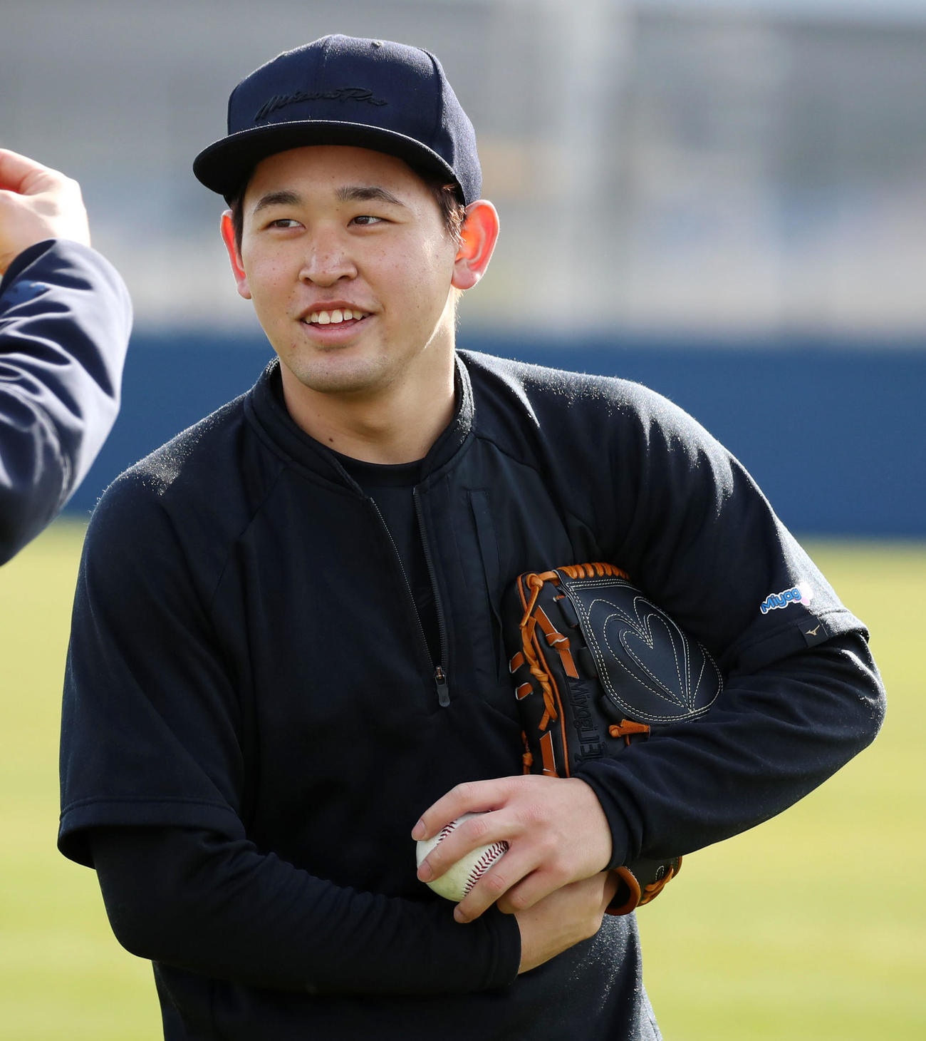 キャッチボールを終え笑顔を見せるオリックス宮城（撮影・加藤哉）