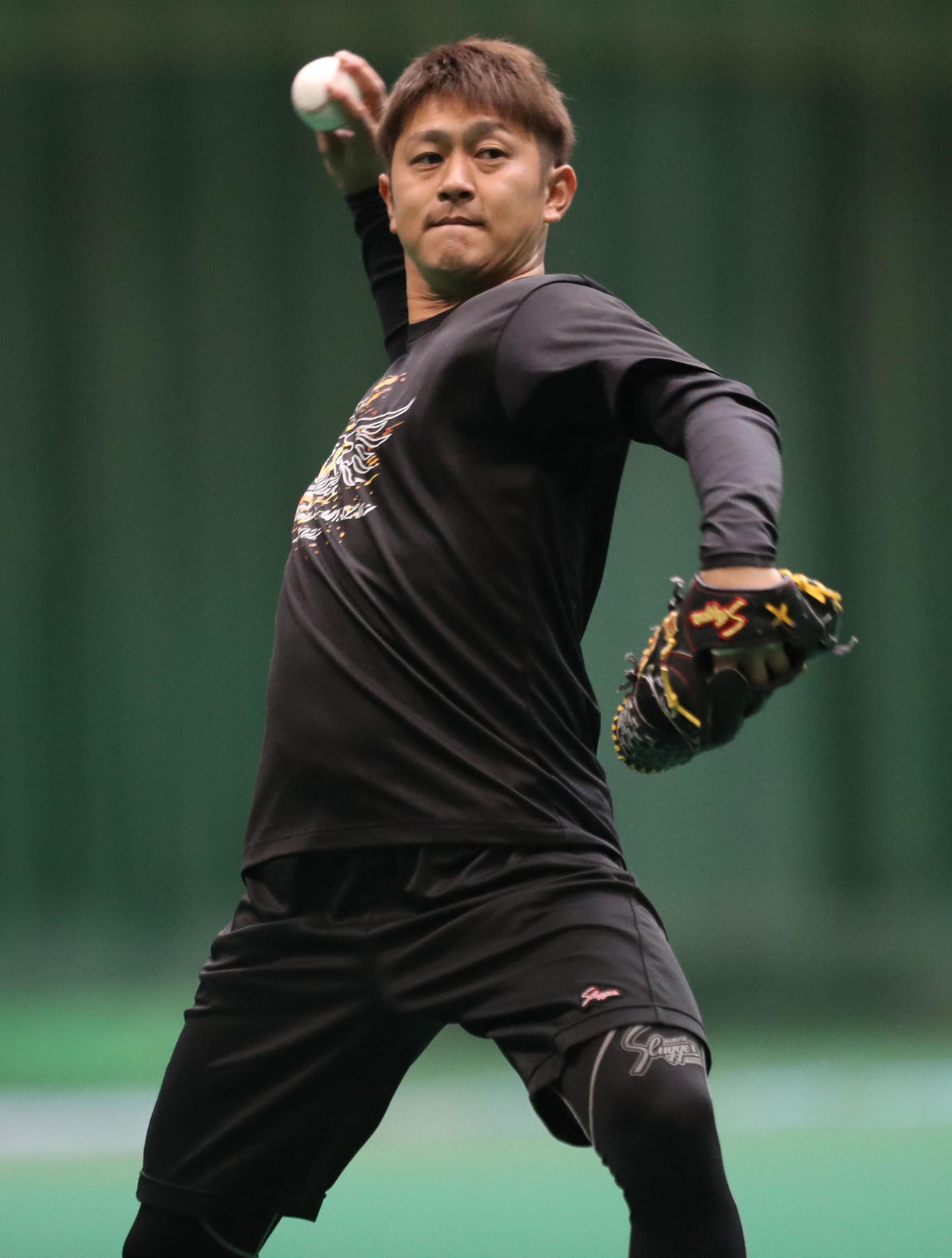 キャッチボールで調整する奥村政稔（撮影・梅根麻紀）