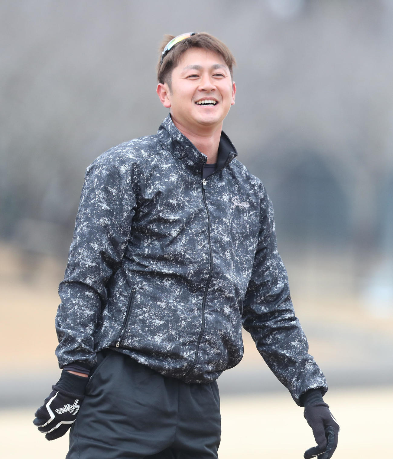 キャッチボールで調整する奥村政稔（撮影・梅根麻紀）