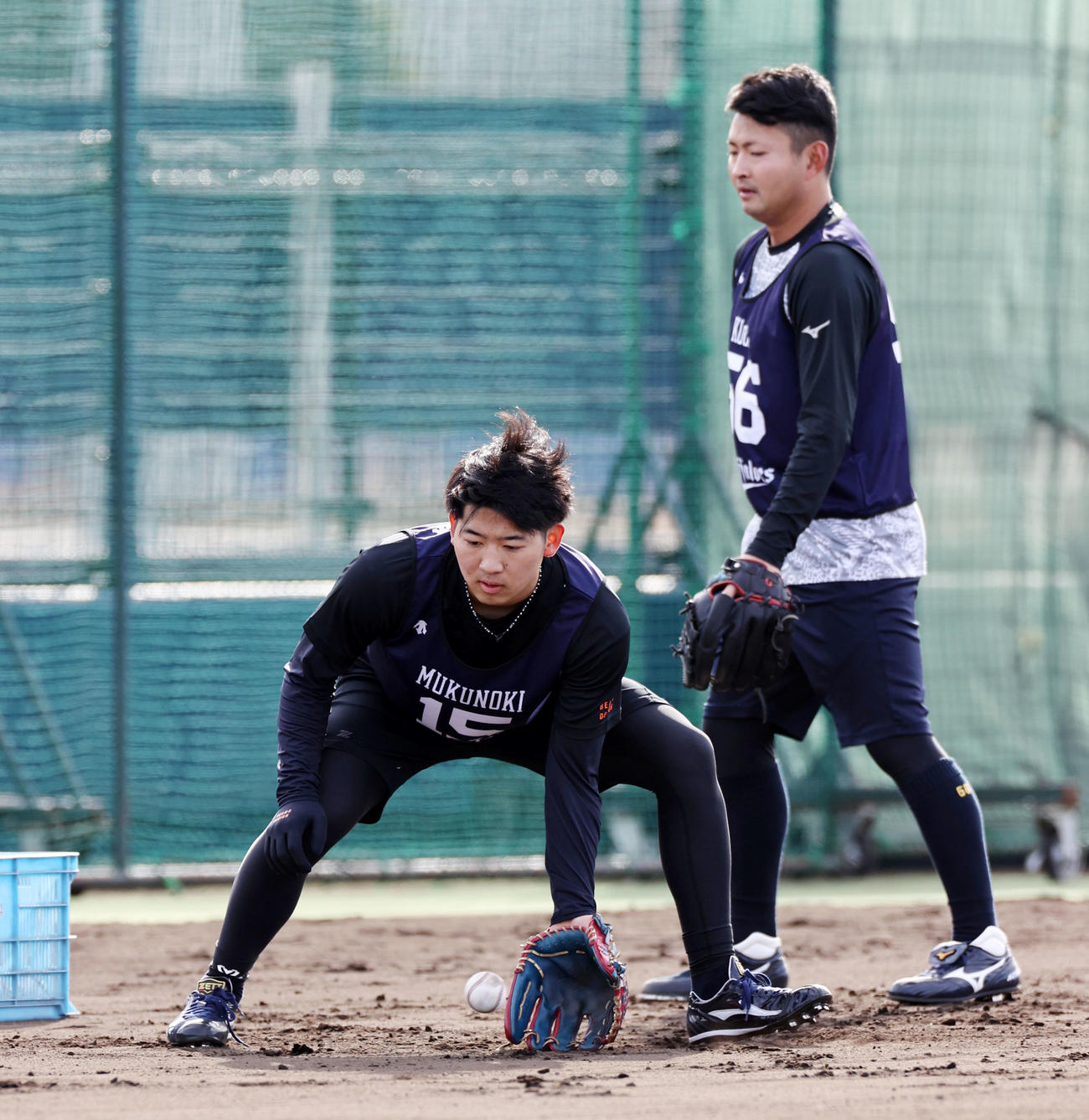 屋外でゴロ捕を受けたオリックスドラフト1位の椋木。右は小木田（撮影・加藤哉）