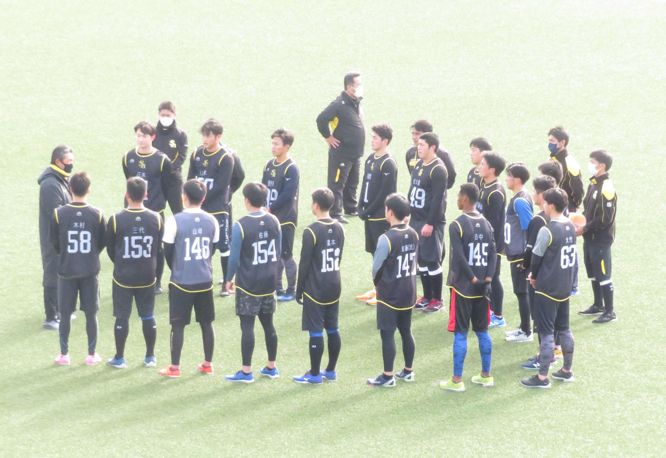 福岡・筑後市のファーム施設で新人合同自主トレを視察し、選手たちに話すソフトバンク小久保2軍監督（左端）