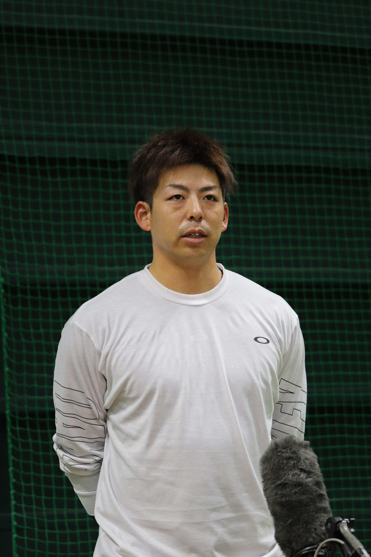 インタビューに答える新野手主将の広島野間（代表撮影）