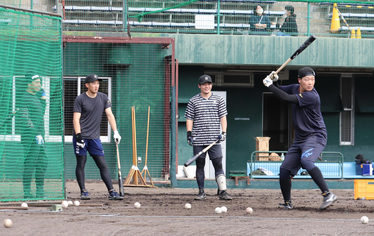 宜野座で合同自主トレを行う、左から阪神梅野、DeNA山本、阪神小野寺、大山（球団提供）