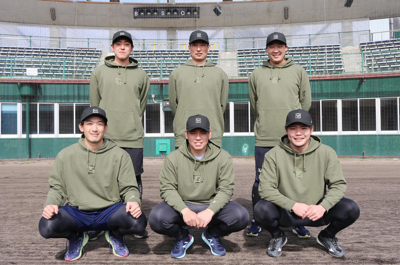 宜野座で合同自主トレを行った、前列左からDeNA山本、阪神梅野、小野寺、後方左から小川、岩崎、大山（球団提供）