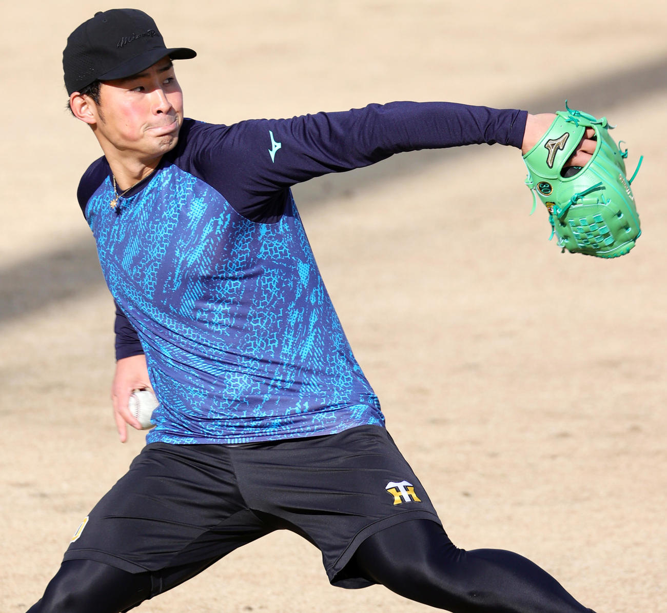 鳴尾浜球場で自主トレする佐藤蓮はキャッチボールで汗を流す（撮影・上山淳一）