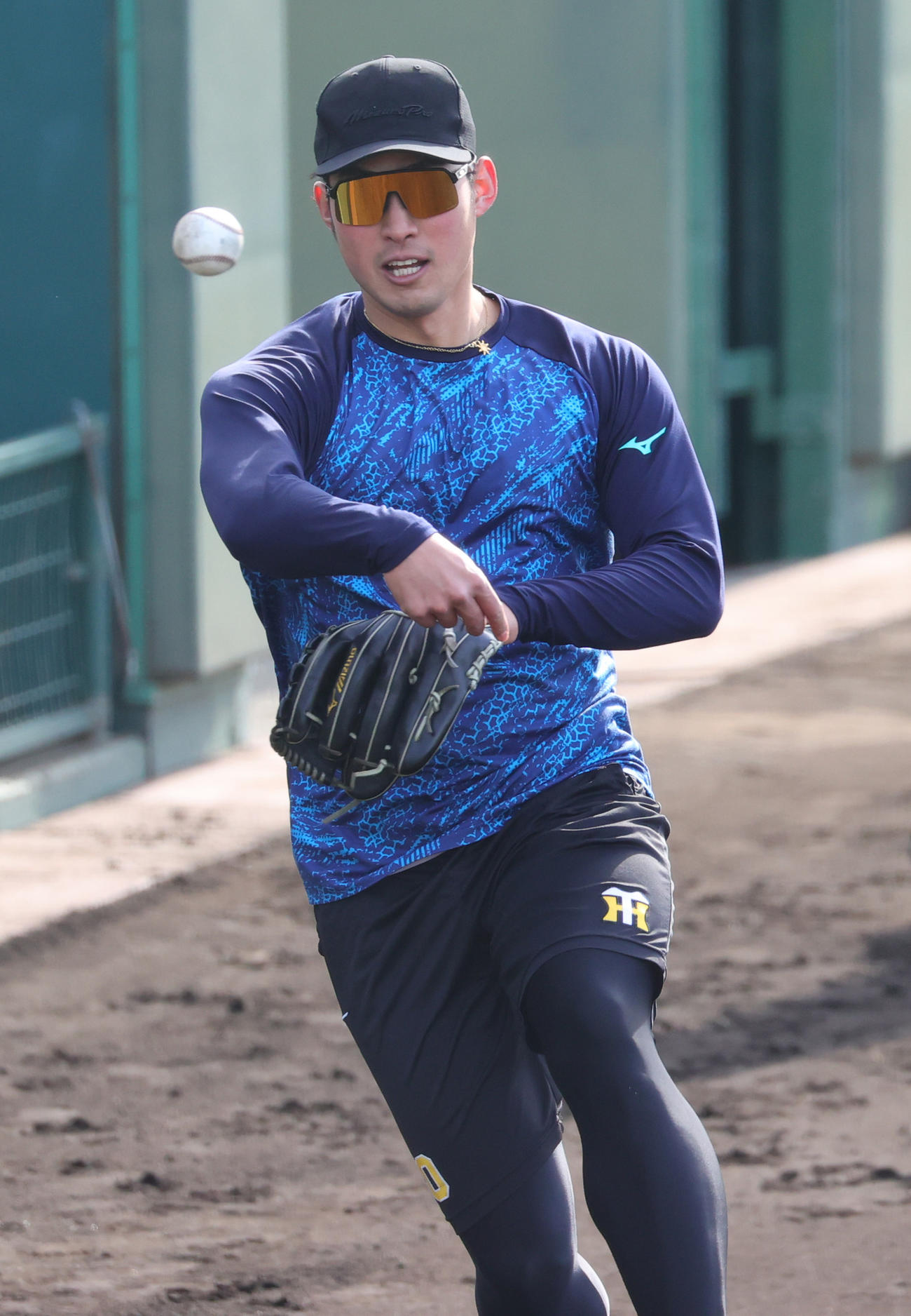 鳴尾浜球場で自主トレする佐藤蓮はノックで汗を流す（撮影・上山淳一）