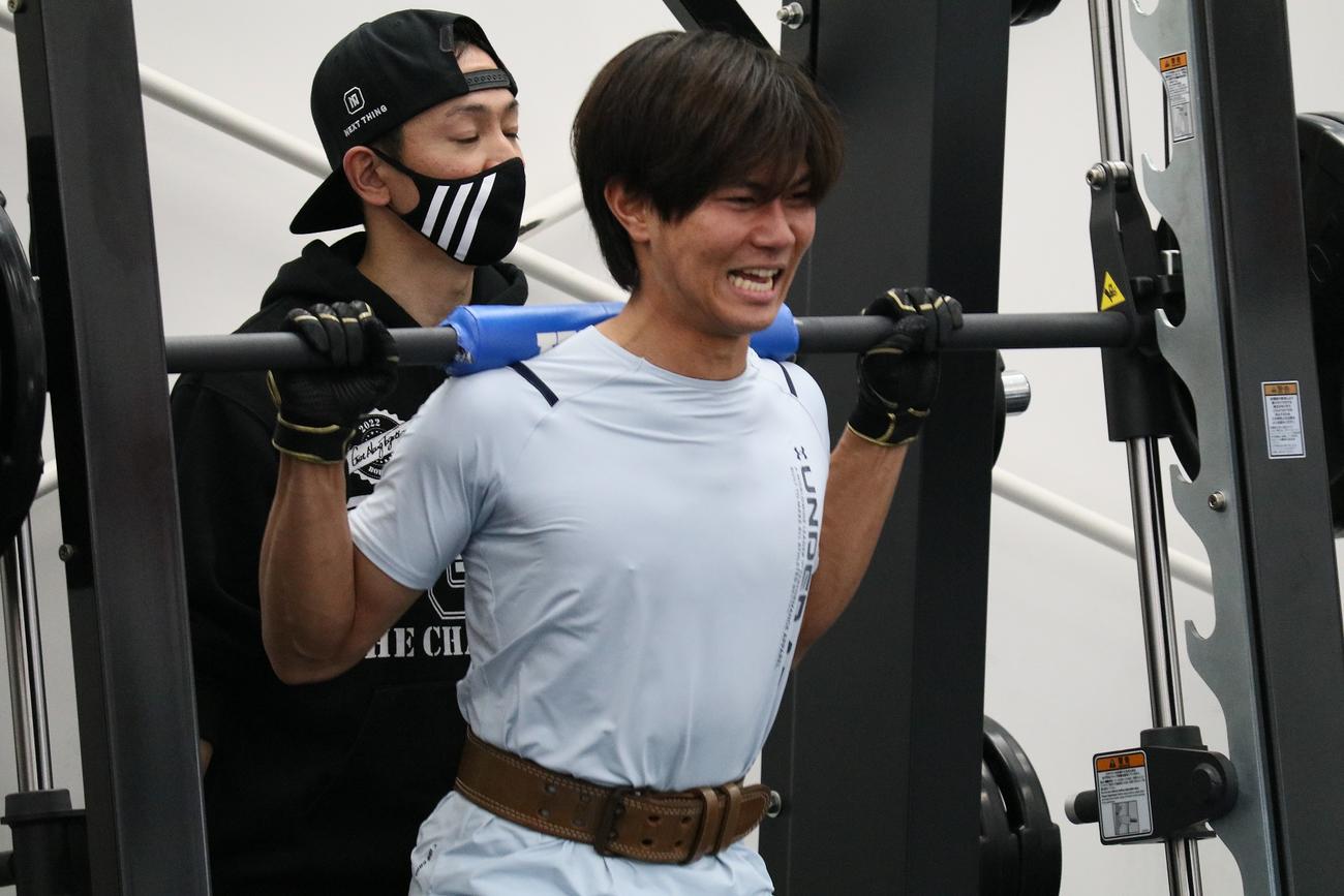 自主トレでバーベルを挙げるロッテ藤原（撮影・金子真仁）
